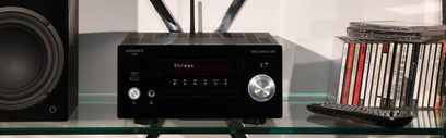 Advance Paris MyConnect 60 sort højfidelitetssystem, set forfra, med cd-afspiller, skærm, knapper og højttalere
