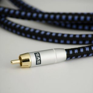 Kabel til subwoofer SoundPath Subwoofer 5m, forgyldt RCA-stik, sort og blå flettet kappe, close-up visning