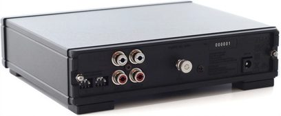 Předzesilovač Rega Fono MC MK4 černý, pohled zepředu, 4 RCA vstupy, 2 otočné knoflíky, 1 přepínač, 1 napájecí konektor