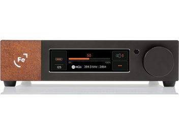 Zvukový DAC prevodník Ferrum Audio Wandla, predný panel s OLED displejom, tlačidlami a konektormi, čelný pohľad na hnedej ploche