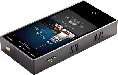 Lettore audiofilo Cayin N3 Ultra in alluminio grigio antracite, vista prospettica a tre quarti, frontale in vetro nero con schermo touch, rotella zigrinata dorata sul lato sinistro e griglie di aerazione traforate sul fianco destro