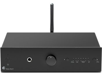Pro-Ject Stereo Box E siyah entegre stereo hi-fi amplifikatör, ön görünüm, dikdörtgen kasa, merkezde dairesel düğme, jak girişi, arka tarafta dikey anten, sağa hizalanmış seçiciler ve göstergeler