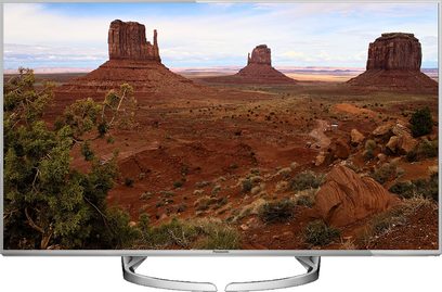 Panasonic TX-50DX750F-fladskærm, der viser et klippefyldt, ørkenagtigt landskab med tre imponerende klippeformationer