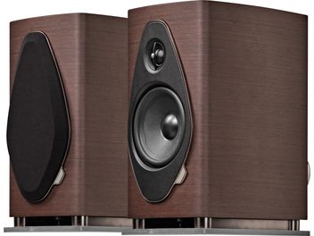 Sonus Faber Sonetto II G2 venge krāsas plauktu skaļruņu pāris, skats no priekšpuses ar noņemamu režģi un redzamiem skaļruņiem
