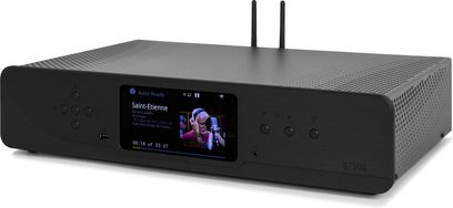 Atoll Electronique ST300 Signature sort netværksaudioafspiller med skærm, der viser en sangerinde ved mikrofonen i et studie