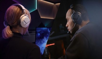 Cuffie gaming HyperX bianche e nere con microfono, indossate davanti a schermi
