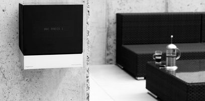 Tangent Fjord Dock sort multimedie-højttaler, BBC Radio 1 sort-hvid fotostilfoto, på lys grå betonstol