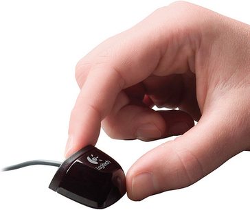 Hoofdbeeld van een zwarte Logitech Harmony 900 universele afstandsbediening, close-up van de afgeronde onderkant