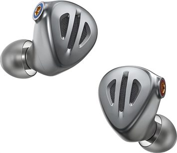 FiiO FH9 in-ear høretelefoner i grå titanium, fremstillet i titaniumlegering, skrå visning med trekantede faceplates med dobbelte gitteråbninger, farvemarkerede MMCX-stik og silikone-ørepropper