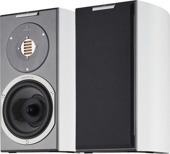 Paar AudioVector R1 boekenplankspeakers Stopgezet wit in witgelakt hout, voorzijde in metallic grijs met gouden AMT-tweeter en zichtbare carbon woofer op de ene, zwarte akoestische grille op de andere, driekwart van voren gezien