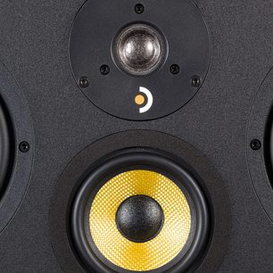 Davis Acoustics Ariane C2 centralhøjtaler i sort, set forfra, med metalkuppeltweeter og gul fletmembranwoofer