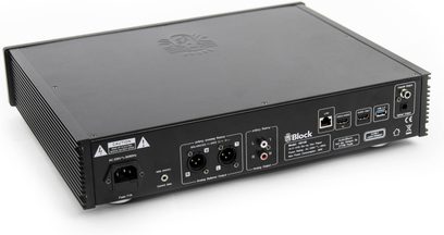 Hi-fi CD prehrávač Block HD-120 čierny kovový, zadný trojštvrťový pohľad s rebrovanými bočnými chladičmi, IEC sieťový konektor, XLR a RCA výstupy, LAN, USB a digitálne audio porty