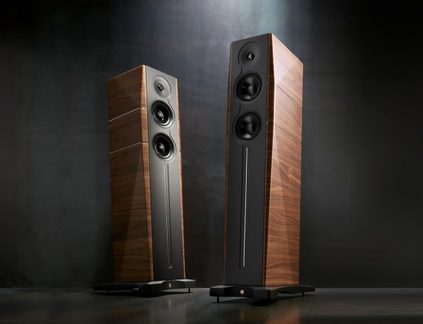 Paar HiFi-Standlautsprecher in Nussbaum, schwarze Front mit drei Lautsprechern, modernes Design für das Wohnzimmer