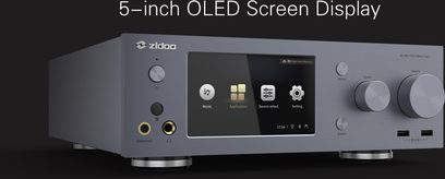 Zidoo NEO X multimedieafspiller i grå med 5-tommer OLED-skærm, knapper og stik på forsiden, set forfra