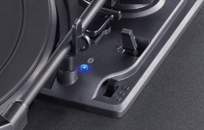 TEAC TN-180BT sort pladespiller, nærbillede i fugleperspektiv af tonearmen med pickup og modvægt