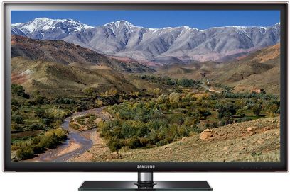 Samsung UE46D5700 TV-skærm, der viser et tørt, bjergrigt landskab med en bugtende flod og enkelte spredte træer under en klar, blå himmel