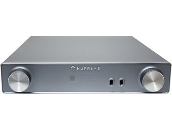 NuPrime AMG DAC lydkonverter i sølvaluminium, set forfra, to store knapper, centralt display, to vippekontakter