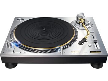 Gramofon winylowy Technics SL-1200GMEES w kolorze srebrnym, ze złotym ramieniem i czarnym talerzem widziany z góry