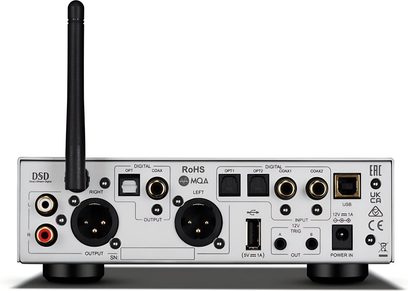 Strieborný hi-fi slúchadlový predzosilňovač Audiolab D7 v hliníkovom kryte, zadný pohľad, čierna Wi-Fi anténa vľavo, dvojité XLR a RCA výstupy, zlaté optické a koaxiálne digitálne porty, USB port, 12 V trigger zásuvka a napájací konektor