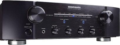 Marantz PM8003 stereo hi-fi forstærker, sort frontpanel, sølvfarvede knapper og stik, let skråt forfra-perspektiv