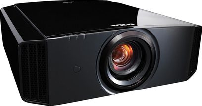 JVC DLA-X9000 sort videoprojektor, let skråt forfra, centreret objektiv med rund linse