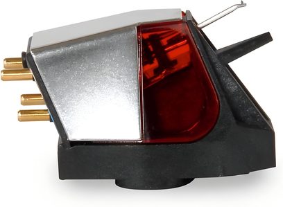 Testina phono vista di lato, corpo nero, coperchio rosso traslucido, connettori dorati, puntina argentata, angolo retto