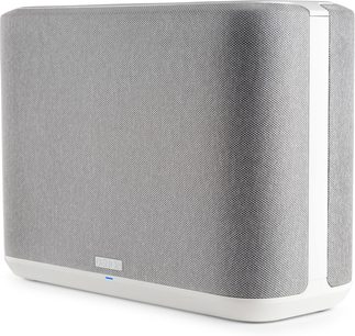 Biała inteligentna kolumna Denon Home 250 z jasnoszarą tkaninową maskownicą, widok pod kątem trzech czwartych z niebieską diodą LED na przednim panelu