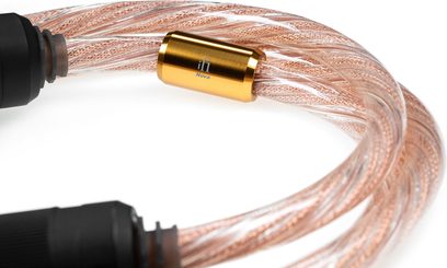 Síťový napájecí kabel iFi Audio NOVA, pozlacený konektor, opletený měděný plášť, detailní pohled na jeden konec