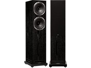 Două boxe de podea Fyne Audio F502S din frasin negru, una cu grilă, cealaltă cu două difuzoare, vedere frontală