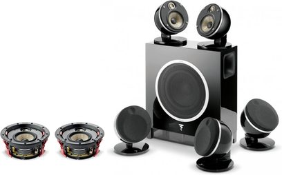Focal Dôme Flax 5.1.2 sort højttalerpakke: 5 sorte kugleformede højttalere på stativer, sort kubisk subwoofer