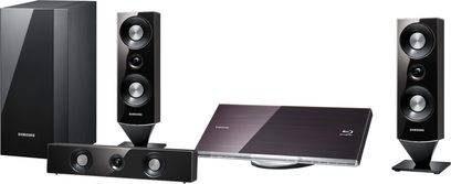 Samsung HT-C7300 hjemmebiograf-system, sort Blu-ray-afspiller, 2 gulvhøjttalere, 2 kompakte højttalere, på hvid baggrund
