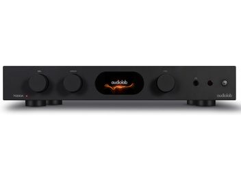 Juodas Audiolab 7000A stereo hi-fi stiprintuvas su stačiakampiu priekiniu skydeliu, 3 apvaliais mygtukais, centriniu ekranu ir jungtimis