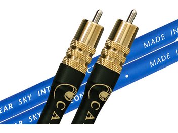 Două conectoare RCA placate cu aur pe cabluri albastre cu inscripțiile "Made in USA" și "Clear Sky Interconnect" de la Cardas