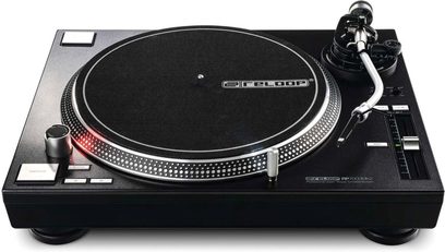 Reloop RP 7000 MK2 melnā krāsā vinila atskaņotājs, skats no augšas, melns šķīvis, tonarms, vadības elementi un savienojumi aizmugurē