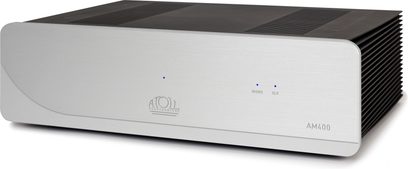 Vysokofidelitní výkonový zesilovač Atoll Electronique AM400 Evolution ve stříbrné barvě s kartáčovaným hliníkem, čistý přední panel s dvěma modrými LED indikátory a zakřivenou drážkou vlevo, boční strany opatřené černými chladicími žebry, pohled z pravého předního tříčtvrtečního úhlu