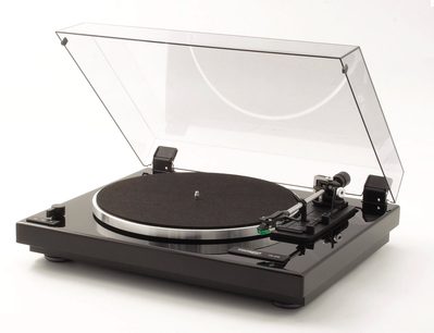 Thorens TD 240-2 mat sort pladespiller, set ovenfra i et dykkende perspektiv, med åbent transparent støvdæksel og tonarm