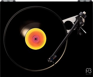 Rega Planar 3 pladespiller med Nd3 pickup, set ovenfra, sort vinylplade med gul og rød midteretiket, sort tonearm