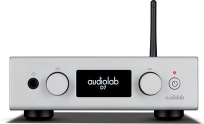 Strieborný hliníkový hi-fi slúchadlový predzosilňovač Audiolab D7, pohľad spredu, čierny centrálny displej na prednom paneli, dva okrúhle ovládače, slúchadlový výstup, tlačidlo napájania s červenou LED a čierna anténa vzadu