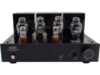 Стереоінтегрований ламповий підсилювач Line Magnetic LM-300IA чорного кольору, з матовим чорним металевим корпусом та лакованою верхньою панеллю з видимими скляними лампами, трьома кришками трансформаторів ззаду, мідним кнопковим вимикачем живлення, великим регулятором гучності, селектором та роз’ємом для навушників на передній панелі, вид спереду