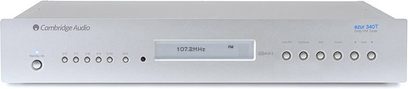 Cambridge Audio 340T-tuner, frontvisning, FM 107,8 MHz på displayet, knapper og stik på forsiden med børstet aluminiumsoverflade