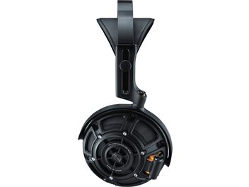 Açık yapılı siyah Yamaha YH-5000SE kulaklık, metal ve deri; yan profilden görülen kulak kapaklarında delikli ızgara ve turuncu ek parça