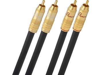 Analogowy kabel audio RCA Oehlbach NF 214 Master 0,5 m, czarny z elastyczną plastikową osłoną, cztery pozłacane metalowe wtyki męskie z radełkowaniem i czerwonym oznaczeniem, widok z lekkiej perspektywy od przodu
