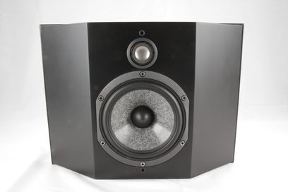 Focal Chorus SR8 W højttaler, set forfra, blank sort kabinet, sølvfarvet midterste højttaler, sort diskant