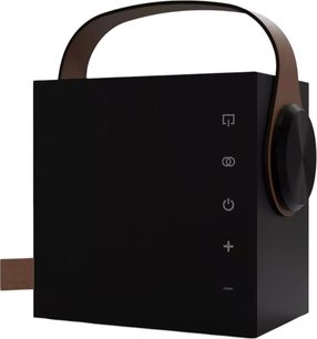 Morel Biggie fekete hordozható Bluetooth hangszóró, fekete kozmikus műanyag kubikus tokkal, barna ívelt fogantyúval a tetején és széles oldalsó kerékkel a jobb oldalon, háromnegyedes előlátás