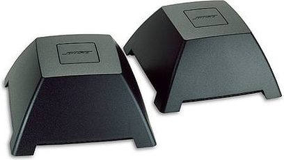 To trådløse Bose AL8-sendere i sort, trapezformet design, med logo på toppen, set fra en trekvartvinkel