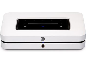 BlueSound NODE nettverkslydspiller hvit 2025, frontvisning, rektangulært kabinett, svart berøringsskjerm, sentral kontakt