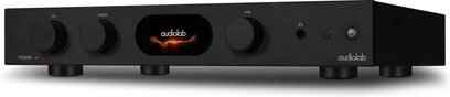 Dikdörtgen ön panel, 4 dairesel düğme, merkez ekran ve 4 silindirik ayaklı siyah Audiolab 7000A entegre stereo ampli hi-fi