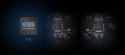 Puce électronique ESS ES9039PRO noire, boîtier carré en plastique mat avec logo bleu et inscription dorée, vue de face sur fond de circuit imprimé assombri