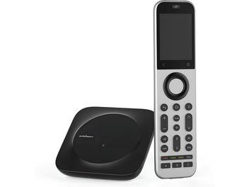 Daljinski upravljalnik za hi-fi Sofabaton X2 v srebrni in črni barvi z zaslonom na dotik, osrednjim kolescem in črno polnilno postajo