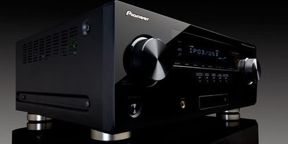 Pioneer VSX-921-K zwarte home cinema-versterker, licht van opzij gezien, met knoppen en draaiknoppen op de voorkant